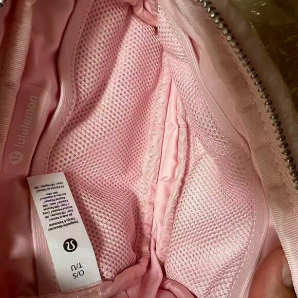 Lululemon Everywhere Belt Bag Plush Fleece Strawberry - Picture 6 of 9